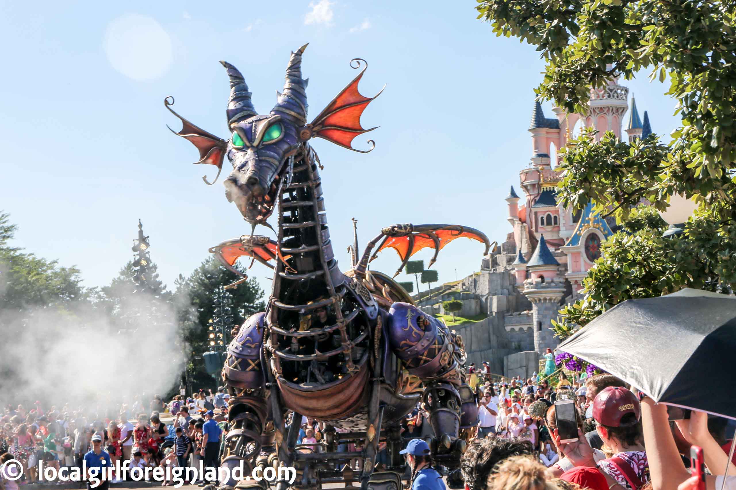 Dragon. Disney Stars on Parade. Disneyland Paris