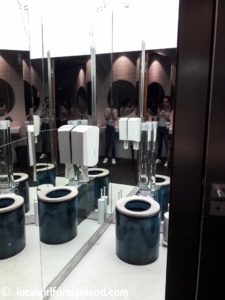 Mirror themed toilets, La Felicità