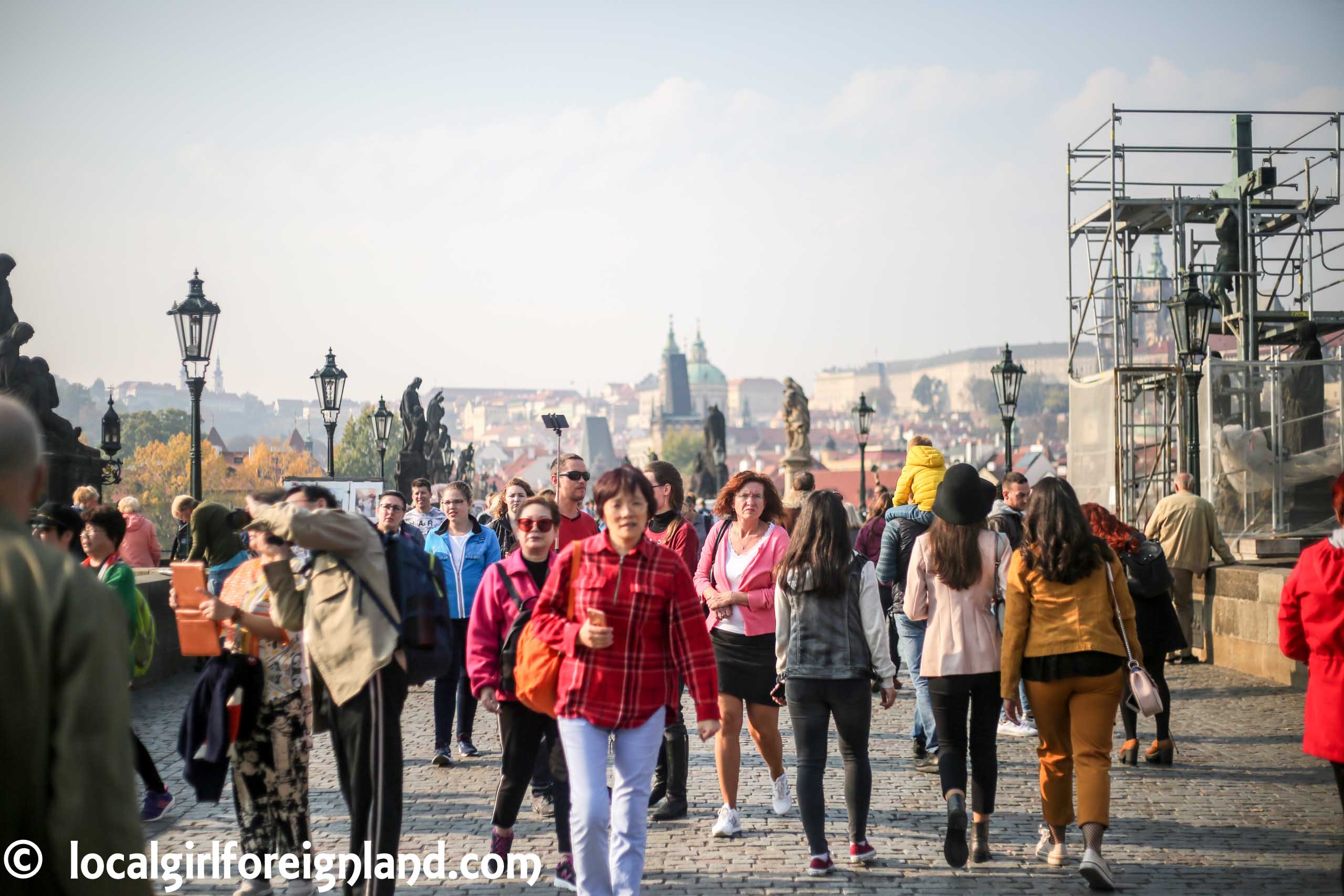 Charles-bridge-prague-crowd